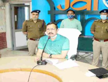 क्राइम स्टोरी: राजपुर रोड स्थित एम्बेसडर होटल के कमरा नं0 321 में एक युवती की हत्या करने वाला अति शातिर अभियुक्त श्रीनगर से गिरफ्तार 2 Hello Uttarakhand News »