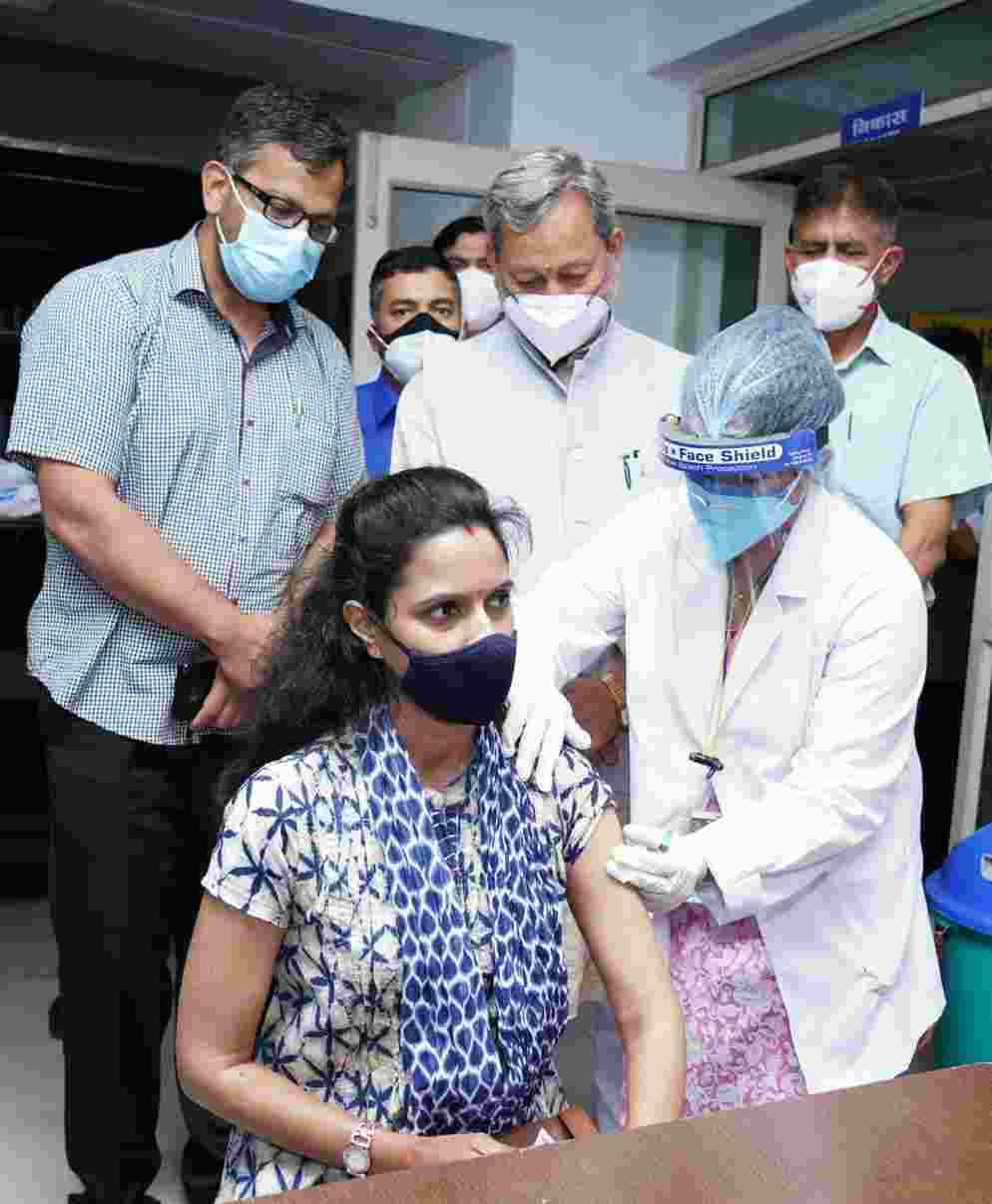 मुख्यमंत्री तीरथ सिंह रावत ने सचिवालय में चल रहे कोविड टीकाकरण कैम्प का किया मुआयना, सचिवालय संघ के अध्यक्ष दीपक जोशी ने सचिवालय में टीकाकरण कैम्प के लिए मुख्यमंत्री का किया व्यक्त आभार 4 Hello Uttarakhand News »