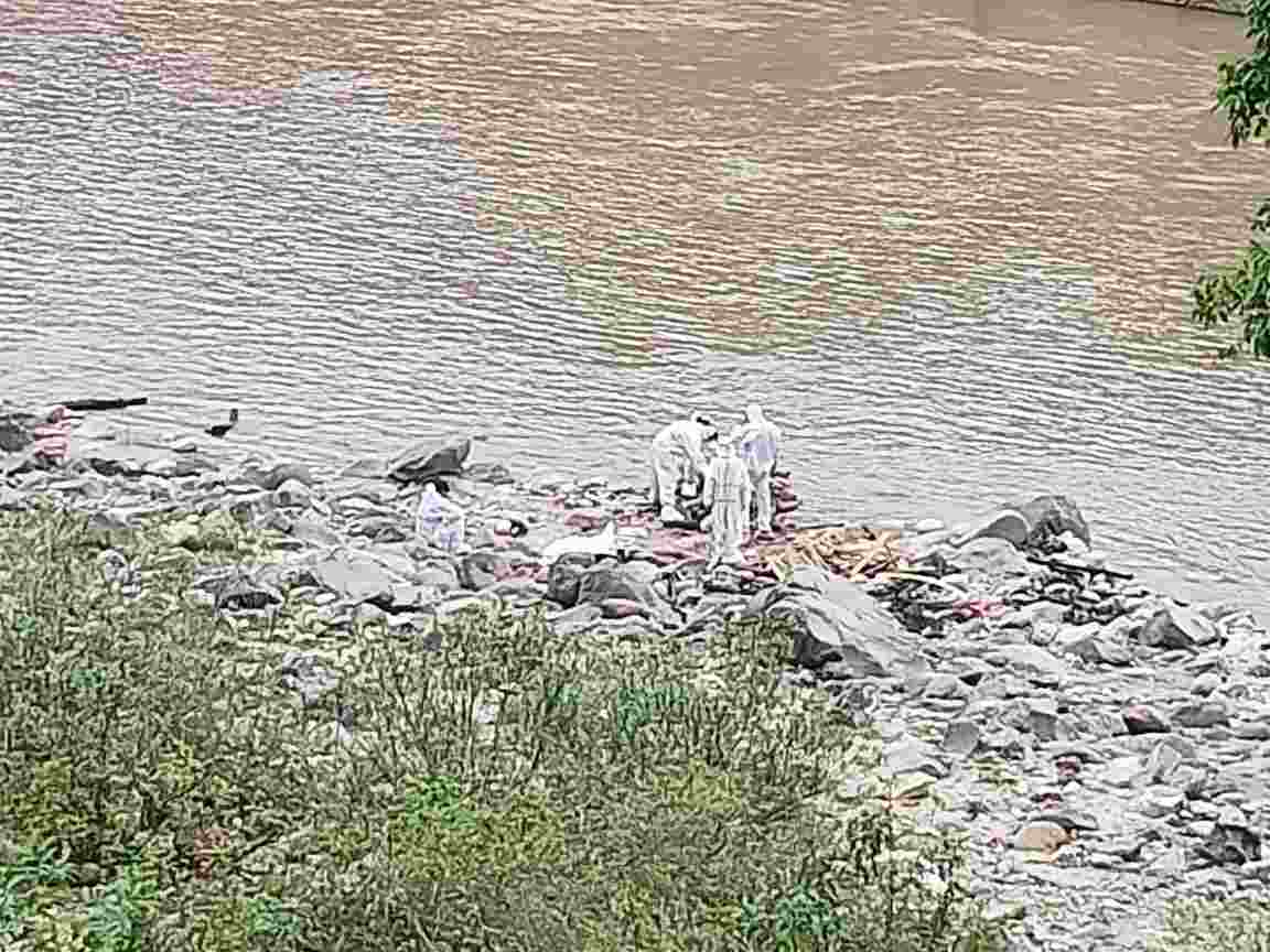 पिथौरागढ: जिलाधाकारी व पुलिस अधीक्षक द्वारा कोरोना संक्रमण में मृतकों के शवों का अन्तिम संस्कार किये जाने की जगह का लिया जायजा 3 Hello Uttarakhand News »