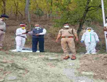 पिथौरागढ: जिलाधाकारी व पुलिस अधीक्षक द्वारा कोरोना संक्रमण में मृतकों के शवों का अन्तिम संस्कार किये जाने की जगह का लिया जायजा 3 Hello Uttarakhand News »