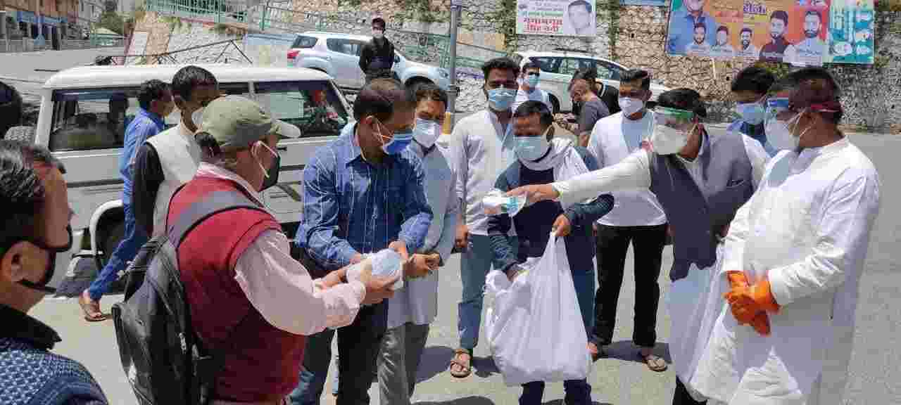 पूर्व प्रदेश कांग्रेस अध्यक्ष किशोर उपाध्याय ने आज से मेडिकल किट के वितरण का किया शुभारम्भ, 50 हजार किट्स ग्रामीण क्षेत्र में बाँटने का लक्ष्य 2 पूर्व प्रदेश कांग्रेस अध्यक्ष किशोर उपाध्याय ने आज से मेडिकल किट के वितरण का किया शुभारम्भ, 50 हजार किट्स ग्रामीण क्षेत्र में बाँटने का लक्ष्य 2 Hello Uttarakhand News »