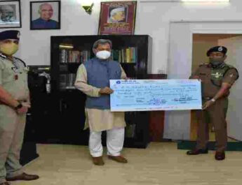 उत्तराखंड: पुलिस महानिदेशक अशोक कुमार ने मुख्यमंत्री राहत कोष के लिए दिया 85 लाख 95 हजार 350 रुपए का चेक, पुलिस कार्मिकों द्वारा स्वेच्छा से दिया गया अपना 01 दिन का वेतन 3 Hello Uttarakhand News »