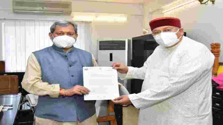 महाराज ने मुख्यमंत्री से भेंट कर सौंपा पत्र, कहा अभियांत्रिक विभागों द्वारा कराए जाने वाले कार्यों को छोटा कर स्थानीय निवासियों व सुदूर क्षेत्रों से पलायन कर आए श्रमिकों को रोजगार उपलब्ध हो 2 Hello Uttarakhand News »