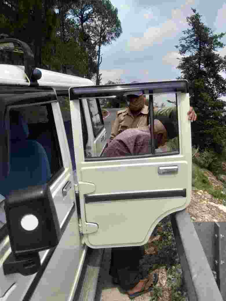 मिशन हौसला अभियान को सार्थक करती बागेश्वर पुलिस, स्वास्थ्य खराब होने पर थानाध्यक्ष काण्डा द्वारा बुजुर्ग व्यक्ति को हाॅस्पिटल ले जाकर करवाया गया उपचार 4 Hello Uttarakhand News »