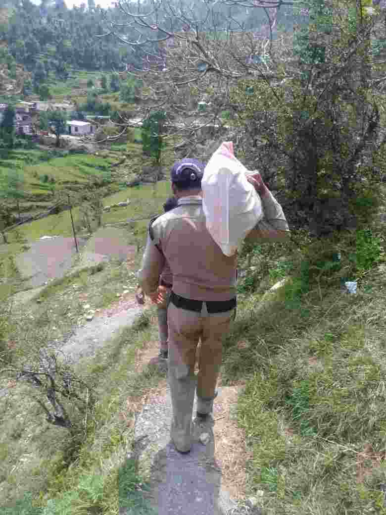 मिशन हौसला अभियान को सार्थक करती बागेश्वर पुलिस, स्वास्थ्य खराब होने पर थानाध्यक्ष काण्डा द्वारा बुजुर्ग व्यक्ति को हाॅस्पिटल ले जाकर करवाया गया उपचार 2 Hello Uttarakhand News »