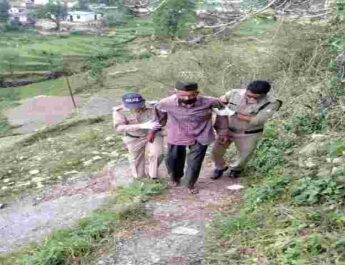 मिशन हौसला अभियान को सार्थक करती बागेश्वर पुलिस, स्वास्थ्य खराब होने पर थानाध्यक्ष काण्डा द्वारा बुजुर्ग व्यक्ति को हाॅस्पिटल ले जाकर करवाया गया उपचार 2 Hello Uttarakhand News »