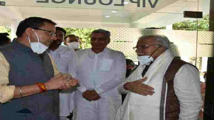 मुख्यमंत्री पुष्कर सिंह धामी ने सहस्त्रधारा हेलीपेड पर हरियाणा के मुख्यमंत्री मनोहर लाल खट्टर से की भेंट, विभिन्न समसामयिक विषयों पर की चर्चा 7 Hello Uttarakhand News » Page 2 of 3