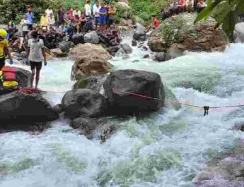 Uttarakhand: वैकल्पिक पुल को पार करते समय एक युवक की पैर फिसलने से हुई मौत, SDRF ने डूबे युवक का किया शव बरामद 3 Hello Uttarakhand News »