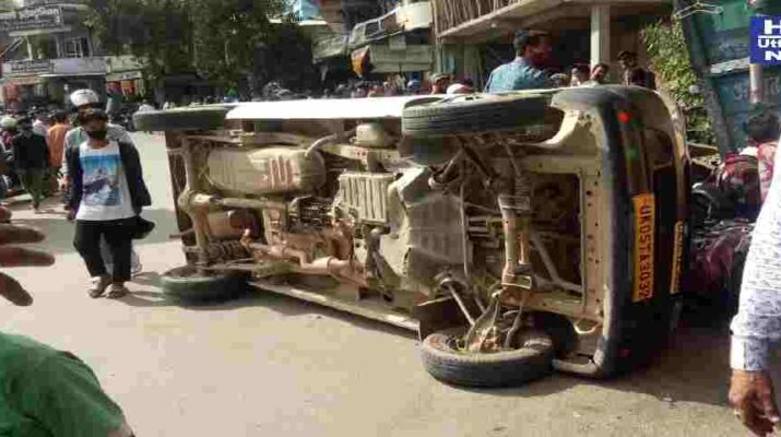 Pithoragarh: ब्रेक फेल होने से सड़क पर पलटी कार, ट्रैफिक पुलिस द्वारा घायलों को तुरन्त पहुँचाया गया हॉस्पिटल 1 Hello Uttarakhand News »