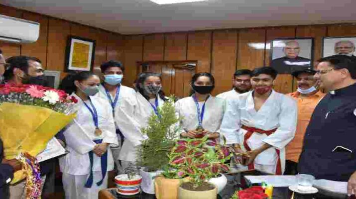 Uttarakhand Sports: मुख्यमंत्री से दुबई में आयोजित होने वाली कराटे वर्ल्ड चैम्पियनशिप में प्रतिभाग करने वाली टीम के सदस्यों ने की भेंट, दी शुभकामना 1 Hello Uttarakhand News »