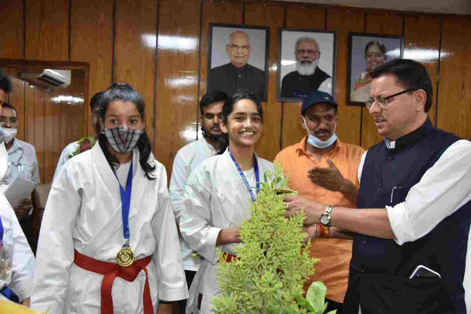 Uttarakhand Sports: मुख्यमंत्री से दुबई में आयोजित होने वाली कराटे वर्ल्ड चैम्पियनशिप में प्रतिभाग करने वाली टीम के सदस्यों ने की भेंट, दी शुभकामना 2 Hello Uttarakhand News »