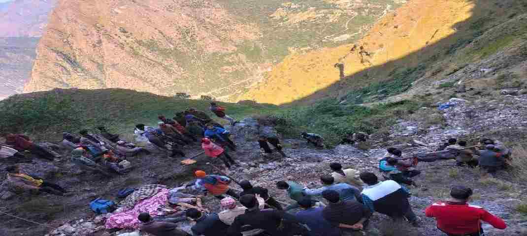 Dehradun: अत्यंत दुःखद, चकराता में हुआ खौफनाक हादसा, बुलेरो वाहन अनियंत्रित होकर गहरी खाई में जा गिरा, 13 सवारियों की मौके पर ही मृत्यु 2 Hello Uttarakhand News »