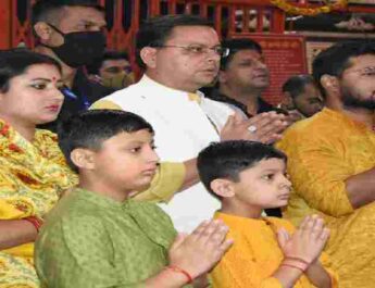 Dehradun: मुख्यमंत्री पुष्कर सिंह धामी ने महानवमी के अवसर पर सपरिवार डाट काली मन्दिर में सांयकालीन आरती में किया प्रतिभाग, प्रदेश की सुख समृद्धि की कामना 5 Hello Uttarakhand News »