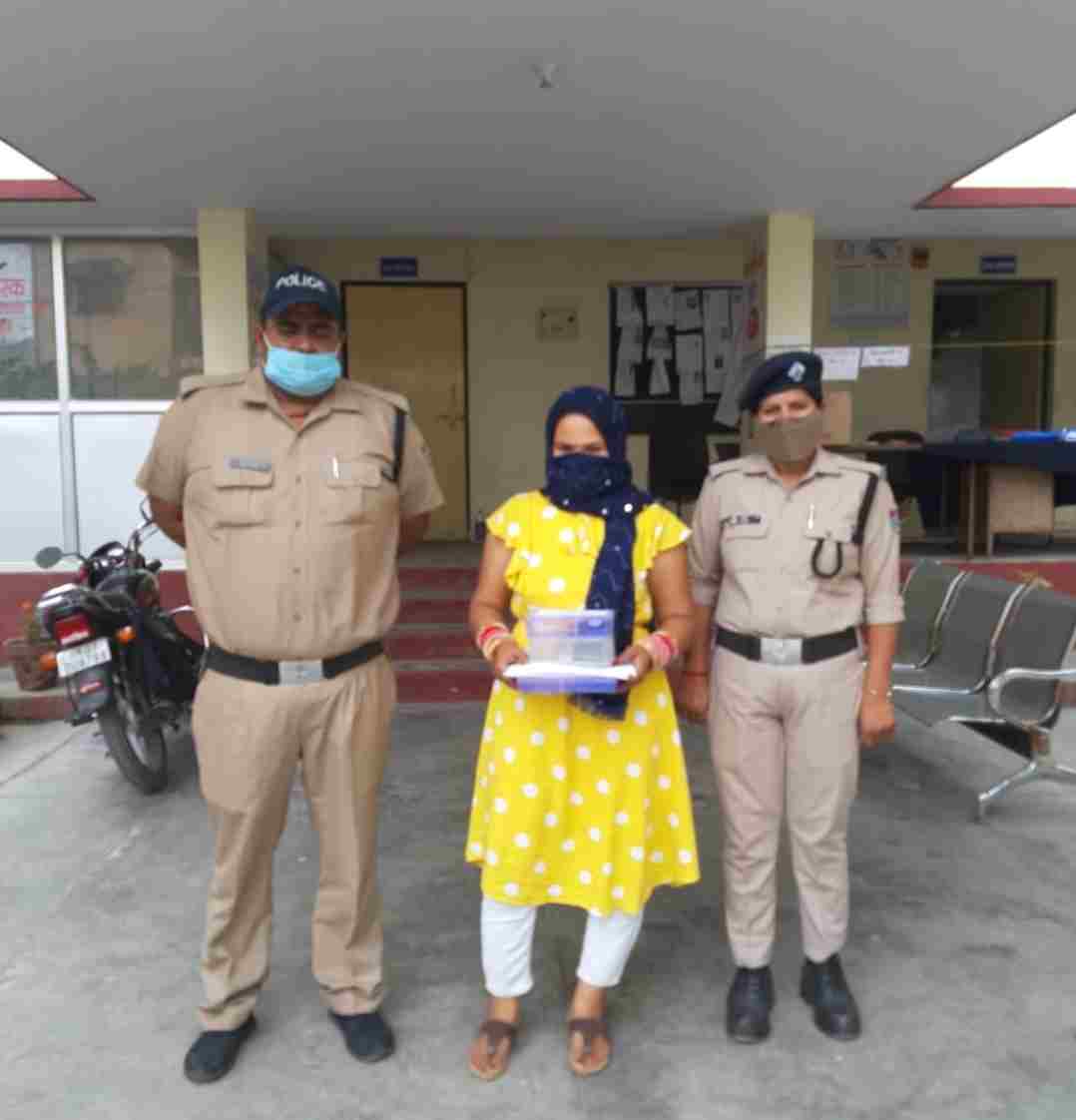 Dehradun: पटेलनगर पुलिस ने स्पा सेन्टर में चल रहे अनैतिक देह व्यापार का किया खुलासा, स्पा संचालिका को किया गिरफ्तार, कई आपत्तिजनक चीज़ें बरामद 2 Hello Uttarakhand News »