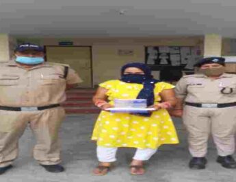 Dehradun: पटेलनगर पुलिस ने स्पा सेन्टर में चल रहे अनैतिक देह व्यापार का किया खुलासा, स्पा संचालिका को किया गिरफ्तार, कई आपत्तिजनक चीज़ें बरामद 3 Hello Uttarakhand News »