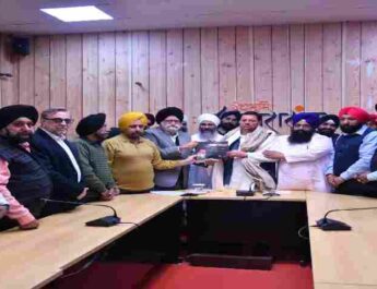 Uttarakhand: हेमकुंड साहेब रोप वे के लिए विभिन्न गुरुद्वारों के प्रतिनिधियों ने मुख्यमंत्री का जताया आभार 2 Hello Uttarakhand News »