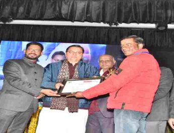 Uttarakhand: यूथ आइकन अवार्ड समारोह में शामिल हुए मुख्यमंत्री पुष्कर सिंह धामी, कहा- युवा वह है जो धरती को आकाश से जोड़ने व रेत से तेल निकालने जैसे असंभव कार्यों को बनाता है संभव 3 Hello Uttarakhand News »