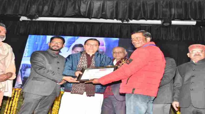 Uttarakhand: यूथ आइकन अवार्ड समारोह में शामिल हुए मुख्यमंत्री पुष्कर सिंह धामी, कहा- युवा वह है जो धरती को आकाश से जोड़ने व रेत से तेल निकालने जैसे असंभव कार्यों को बनाता है संभव 1 Hello Uttarakhand News »