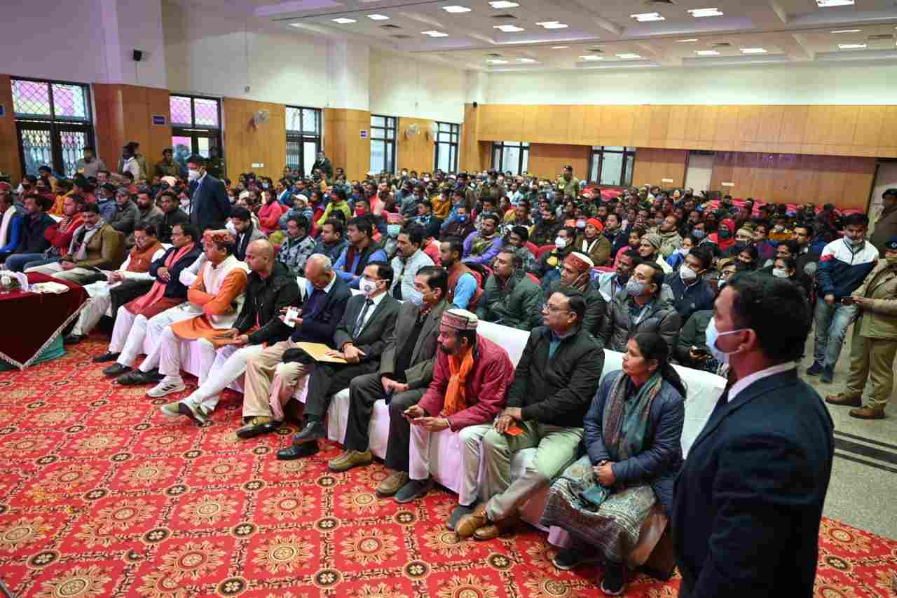 Uttarakhand: मुख्यमंत्री पुष्कर सिंह धामी आज एक दिवसीय भ्रमण कार्यक्रम के तहत पहुंचे श्रीनगर गढ़वाल, कहा - ग्राम प्रधानों का कार्य महत्वपूर्ण, ग्राम प्रधान समाज के अंतिम छोर के व्यक्ति तक होता है जुड़ा 2 Hello Uttarakhand News »