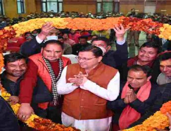 Uttarakhand: मुख्यमंत्री पुष्कर सिंह धामी आज एक दिवसीय भ्रमण कार्यक्रम के तहत पहुंचे श्रीनगर गढ़वाल, कहा - ग्राम प्रधानों का कार्य महत्वपूर्ण, ग्राम प्रधान समाज के अंतिम छोर के व्यक्ति तक होता है जुड़ा 4 Hello Uttarakhand News »