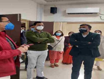 UTTARAKHAND: स्वास्थ्य विभाग की तैयारियों को लेकर अपर मुख्य सचिव ने COVID वाॅर रूम व अन्य व्यवस्थाओं का किया निरीक्षण, टेली मेडिसन सेवा ई-संजीवनी ओ.पी.डी का भी लिया जायज़ा 4 Hello Uttarakhand News »