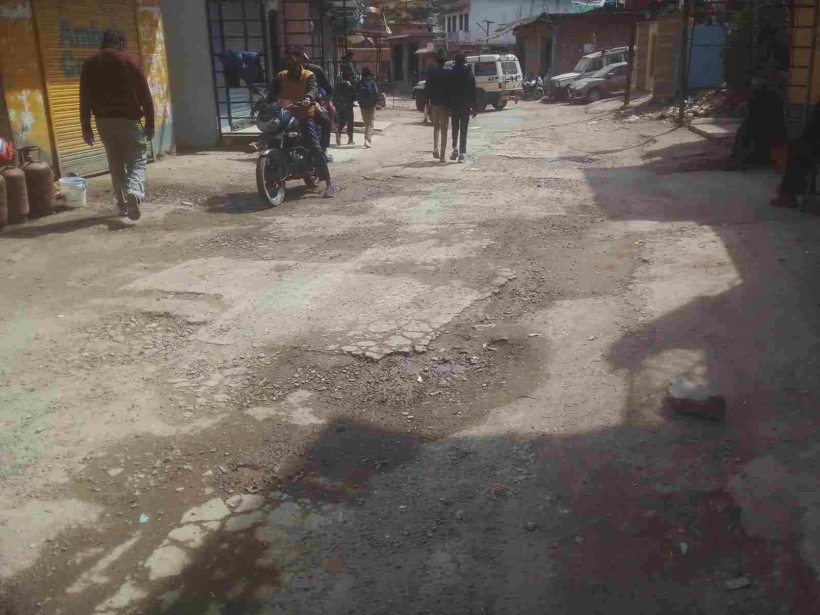 Thatyur: जौनपुर विकासखंड का थत्यूड़ ढाणा मोटर मार्ग गड्ढों के कारण बदहाल, 4 साल से लोग परेशानी 2 Hello Uttarakhand News »