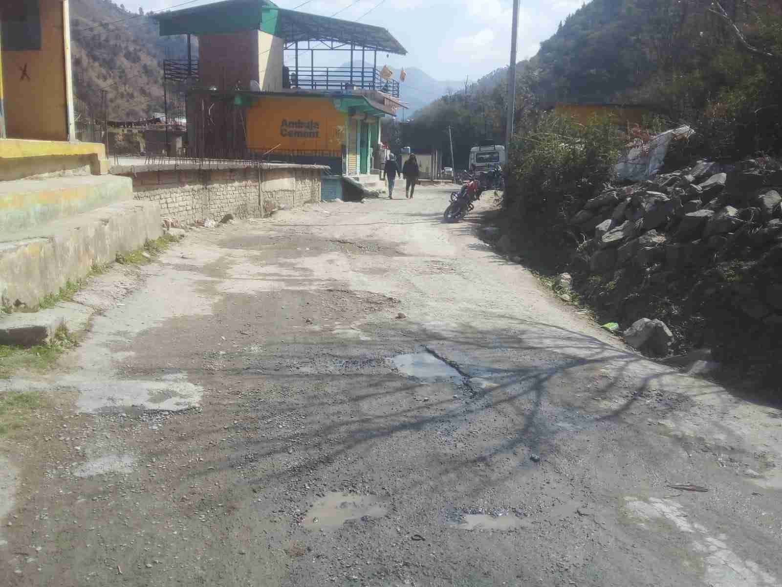 Thatyur: जौनपुर विकासखंड का थत्यूड़ ढाणा मोटर मार्ग गड्ढों के कारण बदहाल, 4 साल से लोग परेशानी 4 Hello Uttarakhand News »