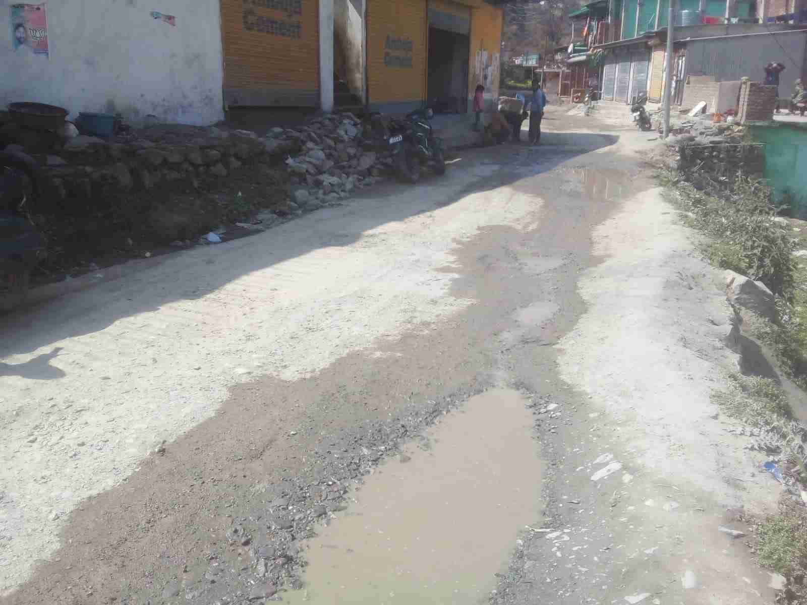 Thatyur: जौनपुर विकासखंड का थत्यूड़ ढाणा मोटर मार्ग गड्ढों के कारण बदहाल, 4 साल से लोग परेशानी 3 Hello Uttarakhand News »