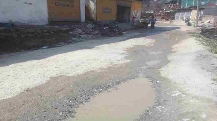 Thatyur: जौनपुर विकासखंड का थत्यूड़ ढाणा मोटर मार्ग गड्ढों के कारण बदहाल, 4 साल से लोग परेशानी 8 Hello Uttarakhand News »