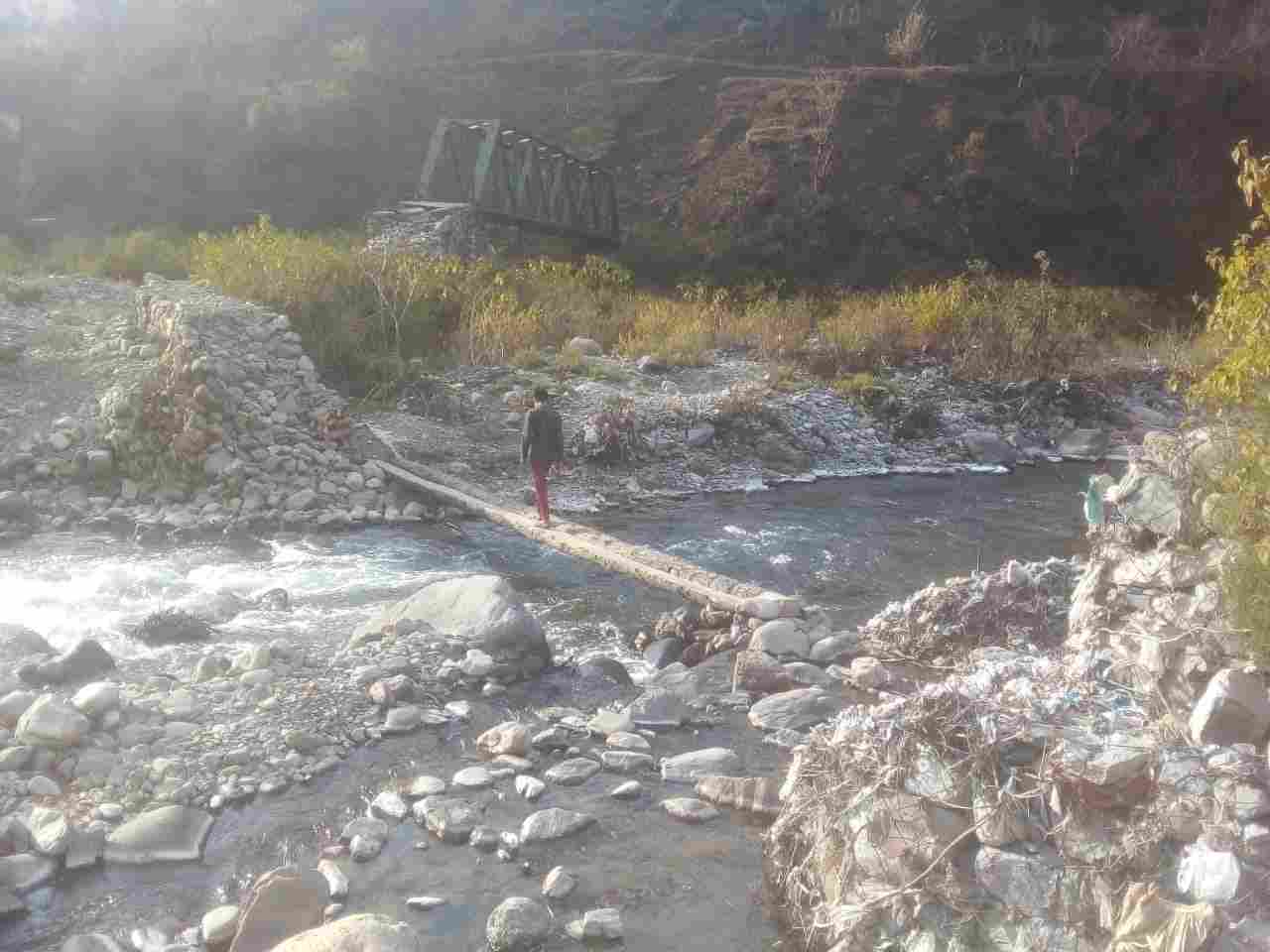 Uttarakhand जौनपुर छन्नाण गांव : जान जोखिम में डालकर स्थानीय लोग व छात्र छात्रा अगलाड नदी पार करने को मजबूर 2 Uttarakhand जौनपुर छन्नाण गांव : जान जोखिम में डालकर स्थानीय लोग व छात्र छात्रा अगलाड नदी पार करने को मजबूर 2 Hello Uttarakhand News »