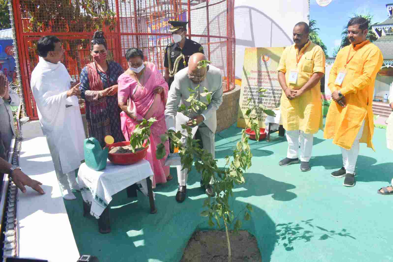 Haridwar: रजत जयंती पर राष्ट्रपति रामनाथ कोविन्द ने हरिद्वार में दिव्य प्रेम सेवा मिशन में किया सम्बोधन, राज्यपाल व मुख्यमंत्री भी रहे उपस्थित 6 Hello Uttarakhand News »