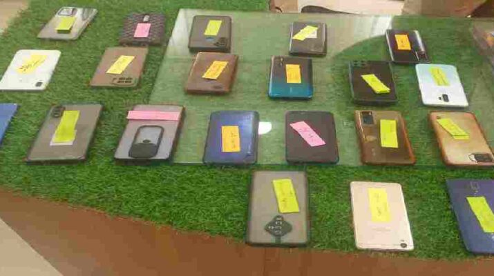 पिथौरागढ़ पुलिस ने बरामद किए 5,70,000 रुपये के गुमशुदा मोबाइल फोन, गुम हुए मोबाइल फोन पाकर मोबाइल मालिकों के खिले चेहरे 20 पिथौरागढ़ पुलिस ने बरामद किए 5,70,000 रुपये के गुमशुदा मोबाइल फोन, गुम हुए मोबाइल फोन पाकर मोबाइल मालिकों के खिले चेहरे 20 Hello Uttarakhand News »