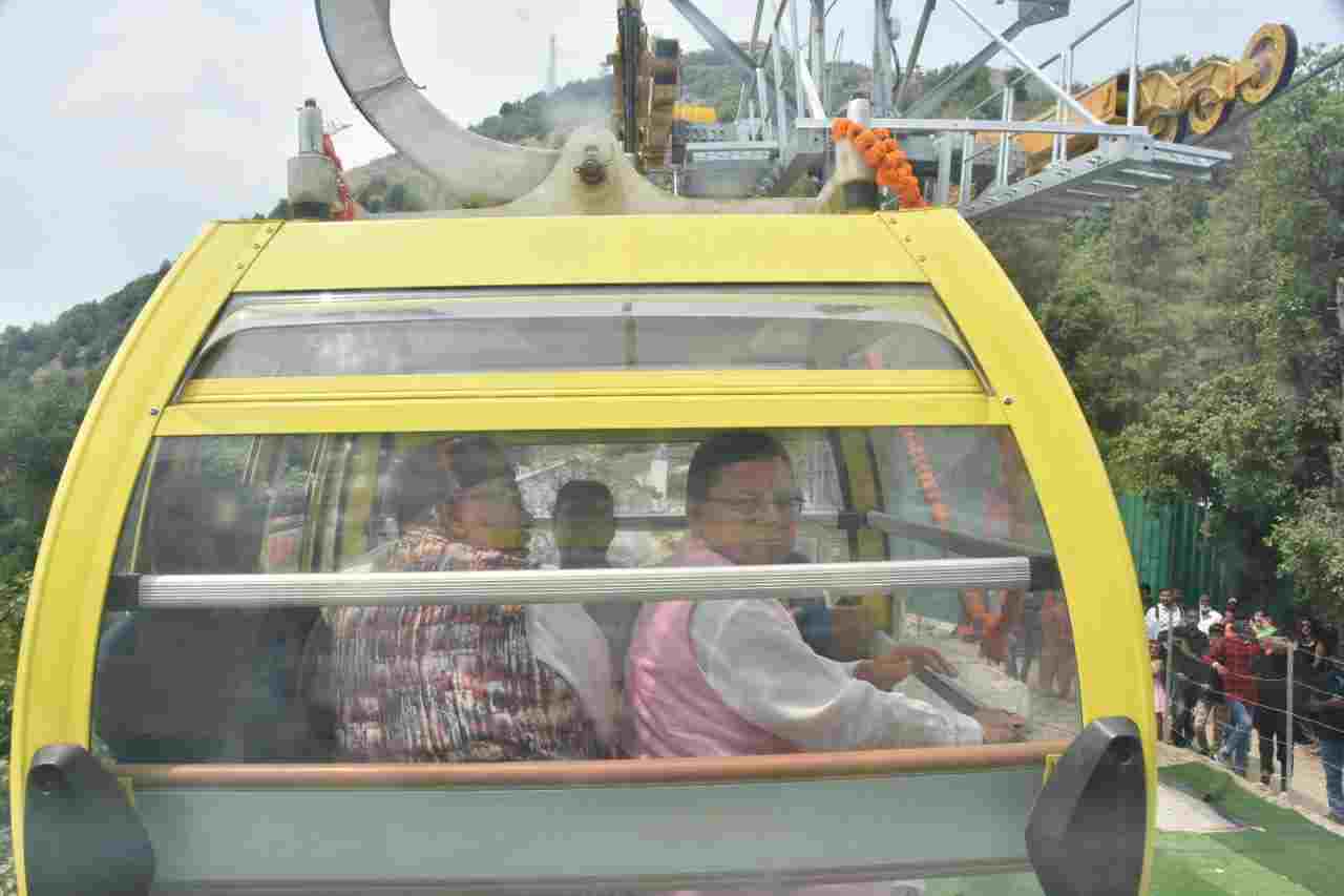 Uttarakhand: मुख्यमंत्री पुष्कर सिंह धामी ने सिद्धपीठ मां सुरकंडा देवी मंदिर रोपवे सेवा का किया शुभारंभ, की मां सुरकंडा देवी मंदिर में पूजा-अर्चना 2 Hello Uttarakhand News »