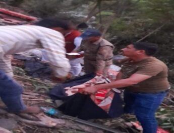 अत्यंत दु:खद, मध्यप्रदेश से 29 तीर्थयात्रियों को लेकर जा रही बस उत्तरकाशी के डामटा के पास खाई में जा गिरी, अभी तक 15 लोगों के शव बरामद 4 Hello Uttarakhand News »