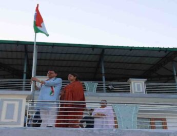 Uttarakhand: मुख्यमंत्री पुष्कर सिंह धामी ने खटीमा पहुंचकर अपने निजी आवास पर लगाया तिरंगा, कहा तिरंगा हमारी आजादी का प्रतीक 2 Hello Uttarakhand News »