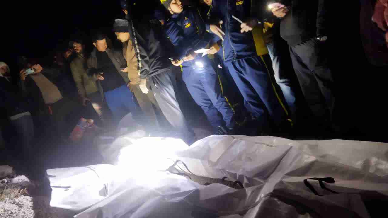 Bageshwar: अत्यंत दु:खद, शामा रमाडी़ रोड में एक कार गिरने से चार लोगों की घटनास्थल में दर्दनाक मौत, दो घायल 2 Hello Uttarakhand News »