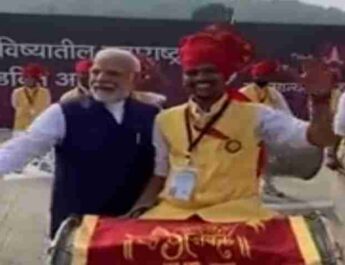 Video: प्रधानमंत्री नरेंद्र मोदी आज नागपुर, महाराष्ट्र की अपनी यात्रा के दौरान पारंपरिक ढोल बजाते हुए 2 Hello Uttarakhand News »
