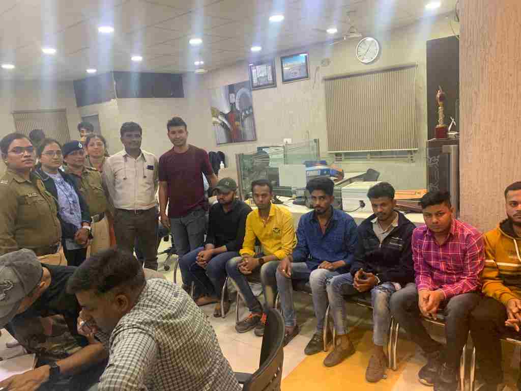 उत्तराखंड पुलिस एंड महाराष्ट्र पुलिस का औरंगाबाद जनपद में संयुक्त ऑपरेशन, कॉल सेंटर की आड़ में लोन की वापसी के लिए देश भर के लोगों से जबरन कर रहे थे वसूली 2 Hello Uttarakhand News »