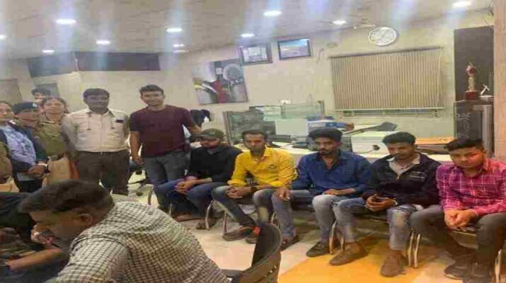 उत्तराखंड पुलिस एंड महाराष्ट्र पुलिस का औरंगाबाद जनपद में संयुक्त ऑपरेशन, कॉल सेंटर की आड़ में लोन की वापसी के लिए देश भर के लोगों से जबरन कर रहे थे वसूली 15 उत्तराखंड पुलिस एंड महाराष्ट्र पुलिस का औरंगाबाद जनपद में संयुक्त ऑपरेशन, कॉल सेंटर की आड़ में लोन की वापसी के लिए देश भर के लोगों से जबरन कर रहे थे वसूली 15 Hello Uttarakhand News »