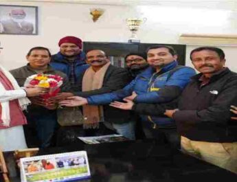 Uttarakhand: मुख्यमंत्री से पत्रकारों के प्रतिनिधिमंडल ने की मुलाकात, “मानसखंड झांकी“ को देश में प्रथम स्थान प्राप्त होने पर मुख्यमंत्री को दी बधाई 2 Hello Uttarakhand News »