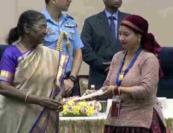 स्वच्छता के क्षेत्र में उत्कृष्ट प्रदर्शन के लिए उत्तराखंड की निकिता और कविता को राष्ट्रपति ने किया सम्मानित 4 Hello Uttarakhand News »