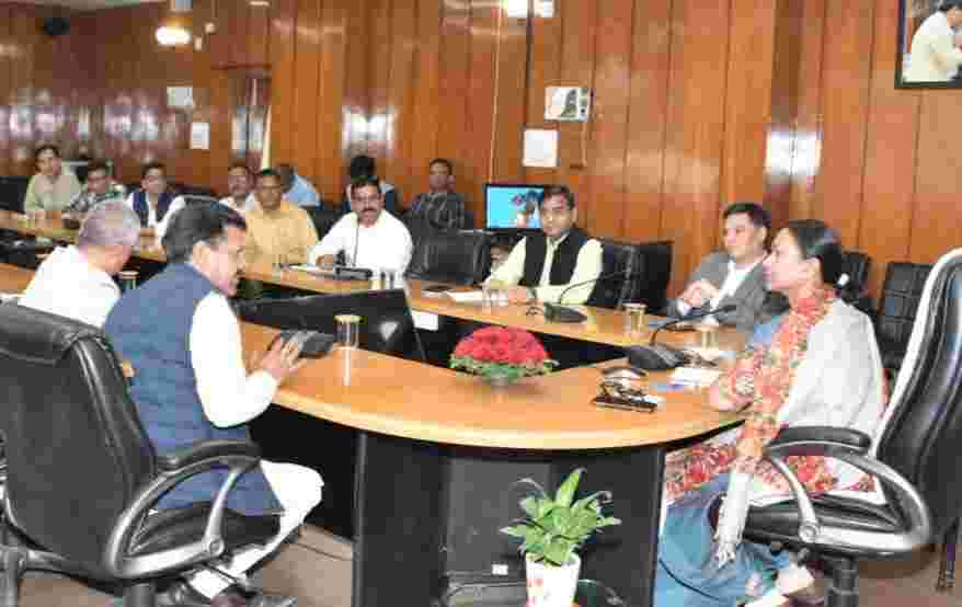 चारधाम यात्रा: यात्रा की तैयारियों को लेकर अपर मुख्य सचिव राधा रतूड़ी की अध्यक्षता में हुई बैठक आयोजित, होटल व्यवसायियों तीर्थपुरोहित समाज व टूर ऑपरेटर्स से लिए गए सुझाव 2 Hello Uttarakhand News »