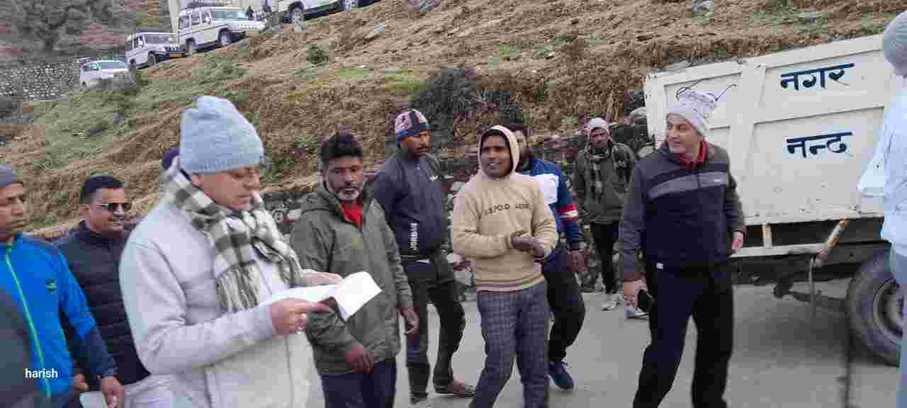 मुख्यमंत्री पुष्कर सिंह धामी ने प्रातः भ्रमण के दौरान विधानसभा परिसर भराड़ीसैंण के मुख्य मार्ग पर सफाई कर रहे स्वछता कर्मियों से बातचीत कर उनका जाना हाल-चाल 5 Hello Uttarakhand News »