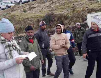 मुख्यमंत्री पुष्कर सिंह धामी ने प्रातः भ्रमण के दौरान विधानसभा परिसर भराड़ीसैंण के मुख्य मार्ग पर सफाई कर रहे स्वछता कर्मियों से बातचीत कर उनका जाना हाल-चाल 2 Hello Uttarakhand News »