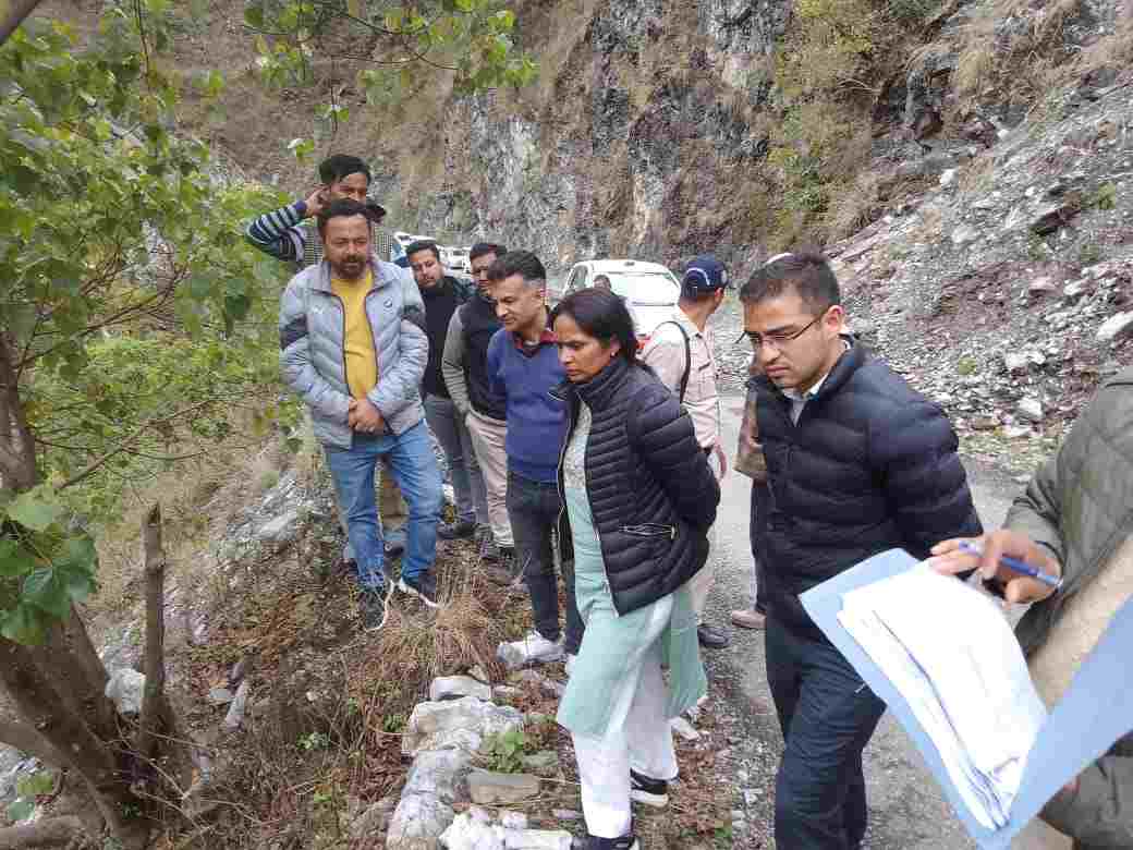 Pithoragarh: जिलाधिकारी रीना जोशी ने जनपद की तहसील तेजम के अंतर्गत आपदा के तहत हुए सुरक्षात्मक कार्य तटबन्ध, पुलिया व पुश्ता आदि र्निर्माण कार्यों का लिया जायजा, दिए ये निर्देश 4 Hello Uttarakhand News »