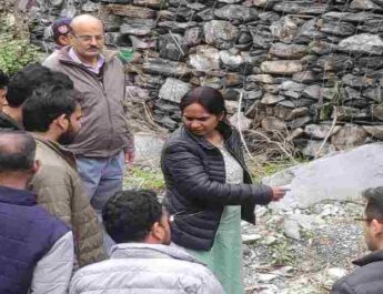 Pithoragarh: जिलाधिकारी रीना जोशी ने जनपद की तहसील तेजम के अंतर्गत आपदा के तहत हुए सुरक्षात्मक कार्य तटबन्ध, पुलिया व पुश्ता आदि र्निर्माण कार्यों का लिया जायजा, दिए ये निर्देश 4 Hello Uttarakhand News »