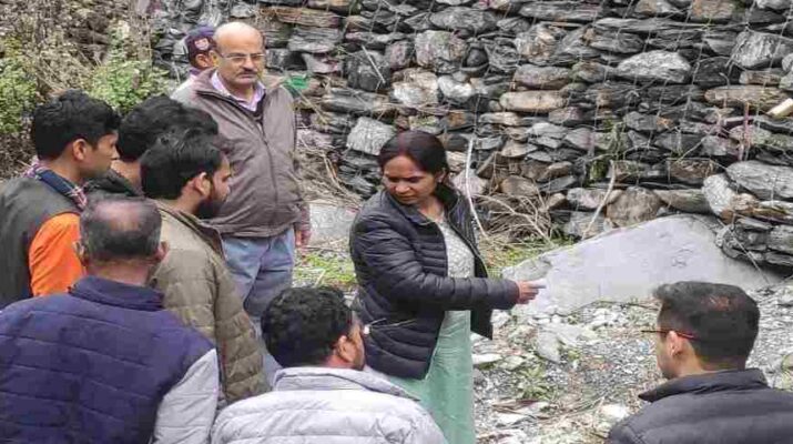 Pithoragarh: जिलाधिकारी रीना जोशी ने जनपद की तहसील तेजम के अंतर्गत आपदा के तहत हुए सुरक्षात्मक कार्य तटबन्ध, पुलिया व पुश्ता आदि र्निर्माण कार्यों का लिया जायजा, दिए ये निर्देश 1 Hello Uttarakhand News »