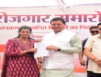 Uttarakhand: मुख्यमंत्री पुष्कर सिंह धामी व शिक्षा मंत्री डॉ. धन सिंह रावत ने शिक्षा निदेशालय में सहायक अध्यापक भर्ती प्रक्रिया के द्वितीय चरण में कुल 129 सहायक अध्यापकों (एल.टी.) को दिया नियुक्ति पत्र 3 Hello Uttarakhand News »