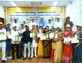 Uttarakhand: मुख्यमंत्री पुष्कर सिंह धामी स्वच्छता सेवा पखवाड़ा-2023 का किया शुभारंभ, कार्यक्रम में ‘स्वच्छ सर्वेक्षण ग्रामीण-2023’ से मुख्यमंत्री ने 15 ग्राम पचायतों को किया सम्मानित 2 Hello Uttarakhand News »