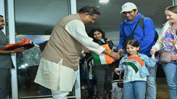 Operation Ajay: इज़राइल से भारतियों की सुरिक्षत वापसी, उत्तराखंड के दस नागरिकों को उत्तराखंड सरकार के प्रतिनिधि द्वारा एयरपोर्ट पर किया गया रिसीव 1 Hello Uttarakhand News »